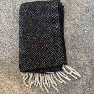 American Eagle Outfitters Black and White Chevron Scarf